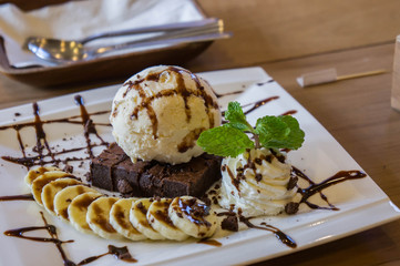 ice cream vanila and chocolate souce banana dessert