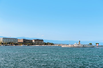 Obraz premium Steam ship on the Geneva Lake near embankment Promenade Lac
