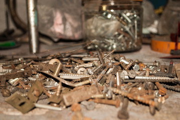 Tornillos y clavos oxidados