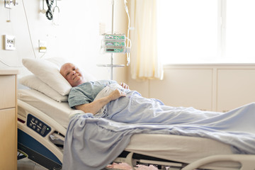 Obraz premium woman in hospital bed suffering from cancer