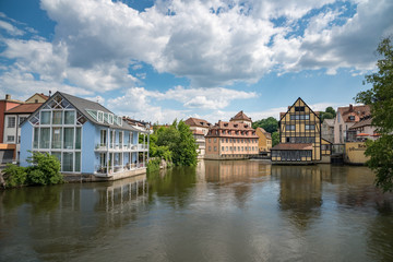 Fototapeta na wymiar Altstadt-Häuser in Bamberg am Wasser