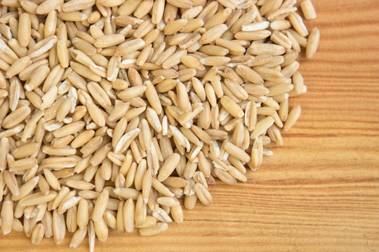 flat wiev in whole grain of oat.