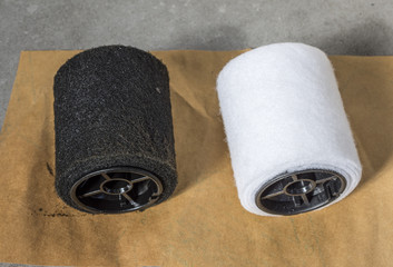 Deux filtres de déshuilage pour automobiles, un neuf et un usagé.