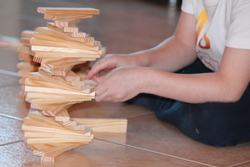 bambino che gioca con costruzioni di legno