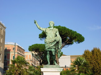 Fototapeta premium Statue of Caesar of Naples