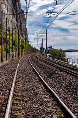 Fototapeta premium Chemin de fer vide en bord de fleuve