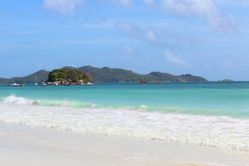 plage de sable blanc et eaux turquoise aux seychelles 