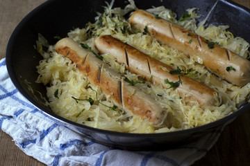 Salchichas en una sartén Bratwurst