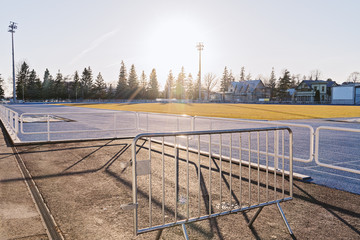 Leeres Morgenstadion im frühen Morgenlicht. Aktiver Lebensstil und Morgenlauf-Konzept