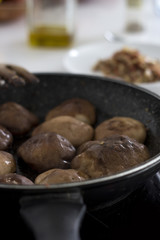 Champiñones en una sartén