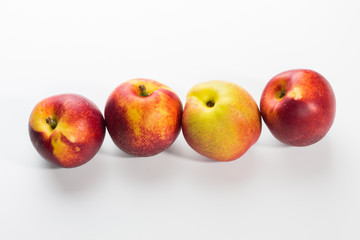 vier Pfirsiche in einer reihe