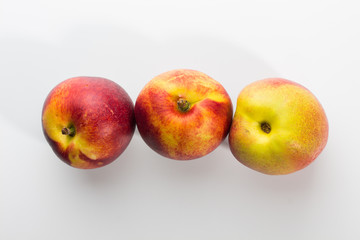 drei Pfirsiche aufgereiht draufsicht