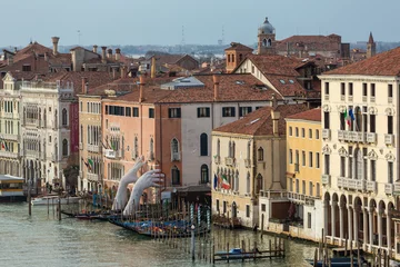 Zelfklevend Fotobehang Reuzenhanden stijgen op uit het water van het Canal Grande om het gebouw in Venetië te ondersteunen. Dit krachtige rapport over klimaatverandering van de kunstenaar Lorenzo Quinn. bezienswaardigheden van Venetië. © Mazur Travel