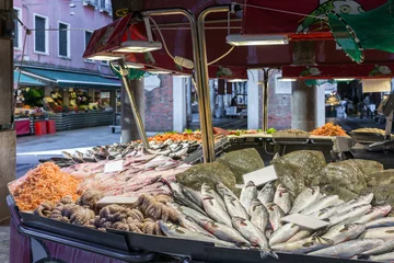 Crédence de cuisine en verre imprimé Poisson Mercato Ittico di Rialto est un marché aux poissons vénitien à Venise, Italie