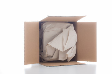 geöffnetes Paket mit Papier Füllmaterial