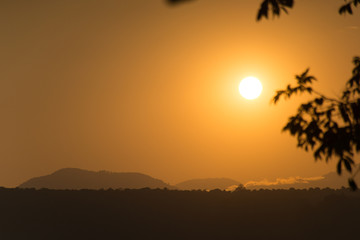 luz de sol al horizonte amanecer o atardecer cielo cálido