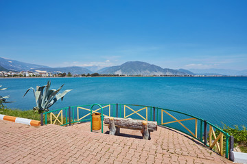 Obraz premium Quay with benches and tables in Finike, province of Antalya.