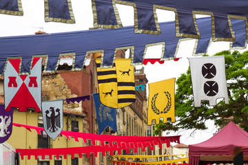 Decoracion colgante con banderas y estandartes para Feria medieval