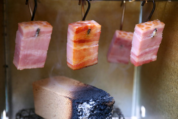 燻製の煙とベーコン 横位置(ランドスケープ)