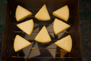 燻製器の中で燻されたチーズ