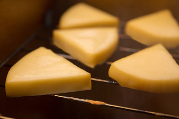 燻製器の中のチーズたち クローズアップ