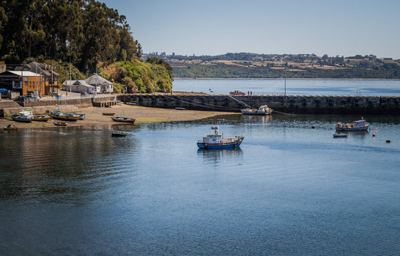 Caleta de Chonchi y barquitos