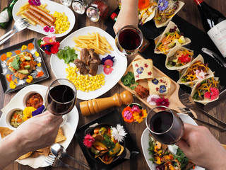 ワインで乾杯するパーティーイメージ