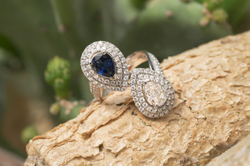 Anello doppio con diamante e zaffiro