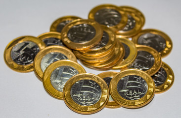 Fototapeta na wymiar Bunch of real brazilian coins golden.