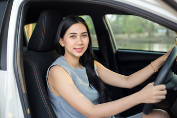 Obraz na płótnie Canvas Cute young lady happy driving car