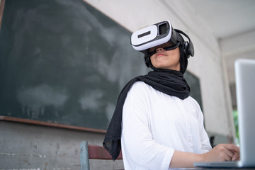 student wear VR