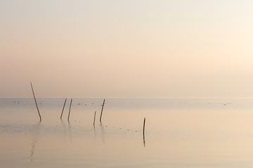 Obrazy na Szkle  Bardzo minimalistyczny widok na jezioro o świcie, z delikatnym światłem i