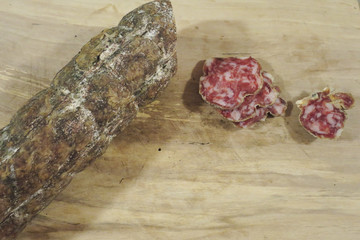 salame contadino tagliato sul tagliere
