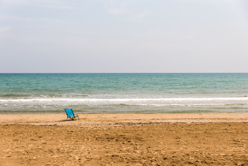 Fototapeta na wymiar Einsamer Klappstuhl am Strand