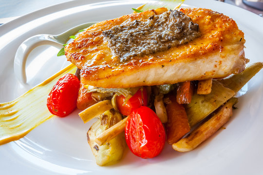 pav&eacute; d'espadon et saut&eacute; de l&eacute;gumes 