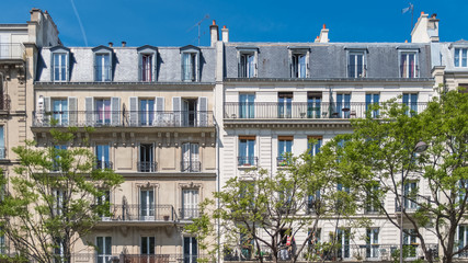 Fototapeta na wymiar Paris, beautiful building in the center, typical parisian facade 