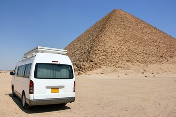 ツアーバスと赤いピラミッド