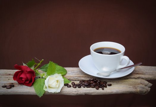 Rosen und Kaffee auf einem Holzbrett