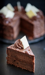 Schokoladen Torte mit weißer Verzierung