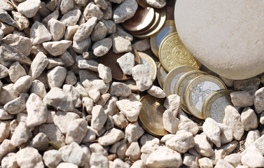 buscar dinero debajo de las piedras