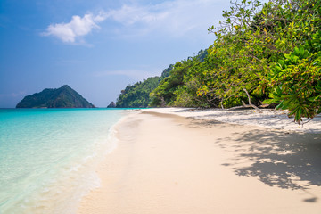 Beautiful tropical island white sand beach blue sky sunny day - Summer breeze travel holiday
