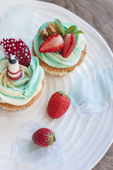 Кексы на белой тарелке