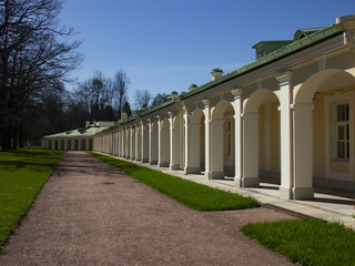 Obraz premium arches of the old castle in the suburbs of St. Petersburg