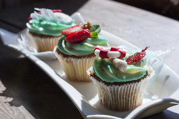 Кексы на белой тарелке