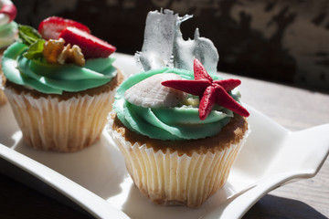 Кексы на белой тарелке