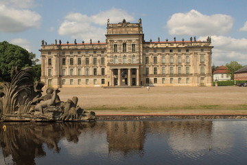 Fototapeta na wymiar Schloss Ludwigslust in Mecklenburg (Blick über die Kaskade zur Stadtfassade)