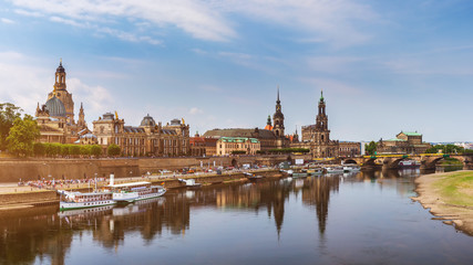 Obraz premium Scenic summer view of the Old Town architecture with Elbe river embankment in Dresden, Saxony, Germany