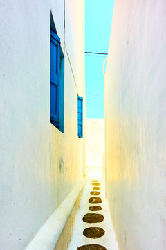 Fototapeta Small narrow alley in Mykonos