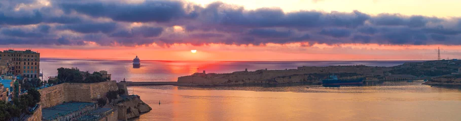 Farbiges Sonnenaufgangspanorama mit Kreuzfahrtschiff in der Bucht © sakkmesterke