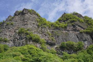 荘厳にそびえ立つ岩山